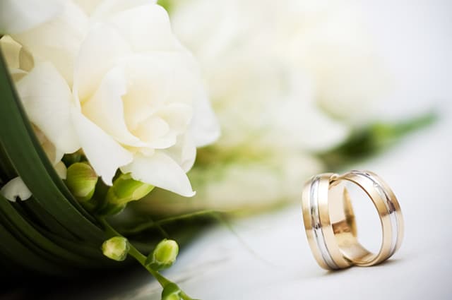 Par de alianças de casamento