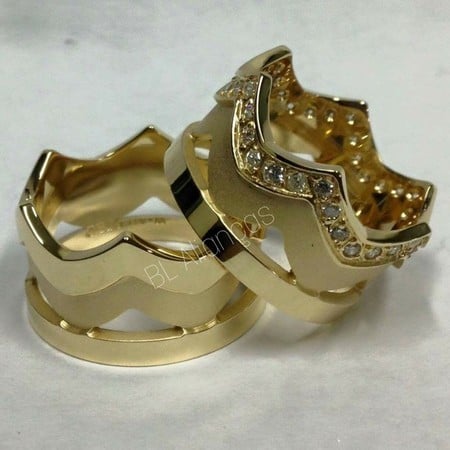 aliança criativa com formato de coroa