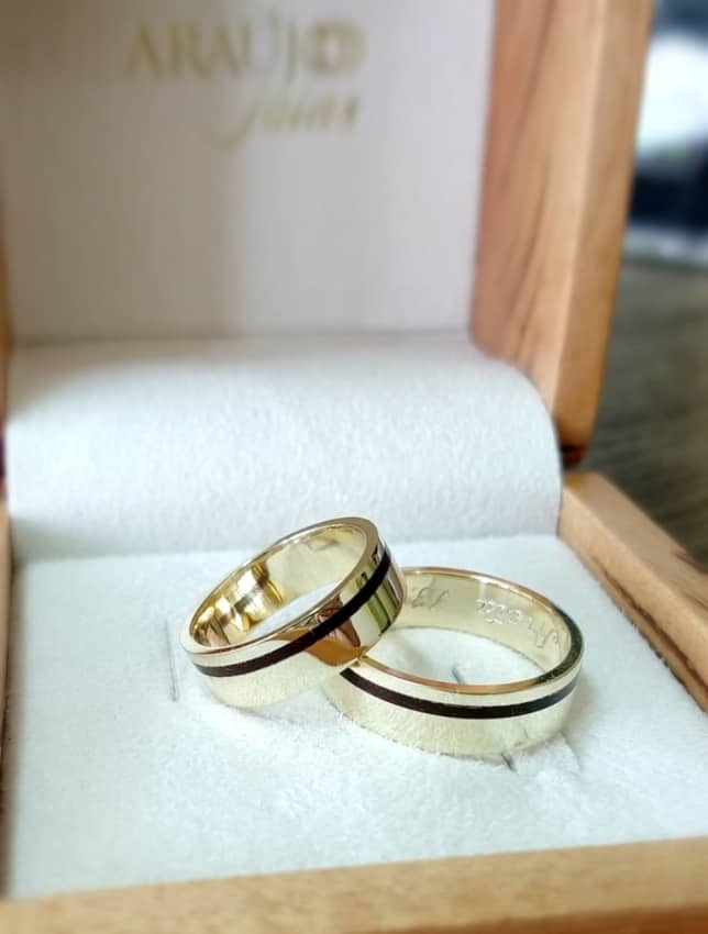 aliança de casamento com inscrição