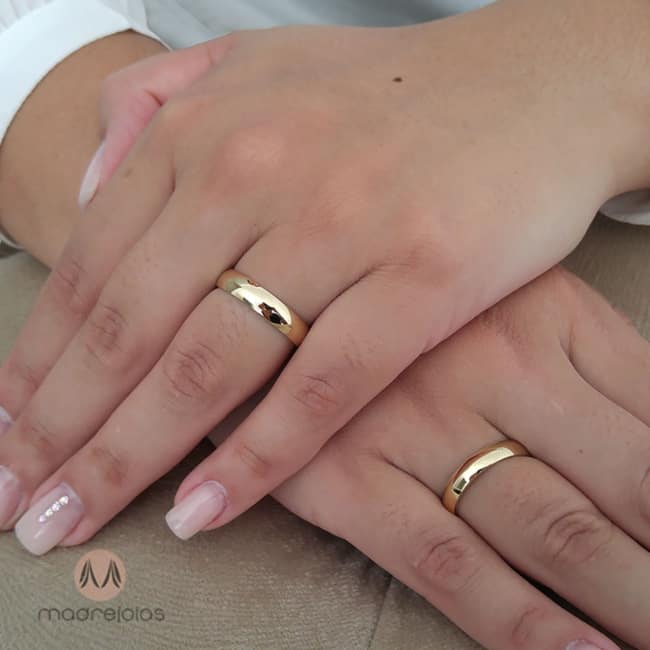 aliança de noivado dourada simples