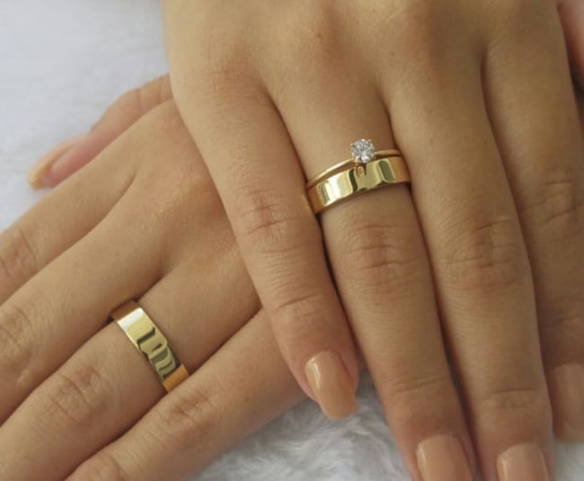 aliança de noivado dourada