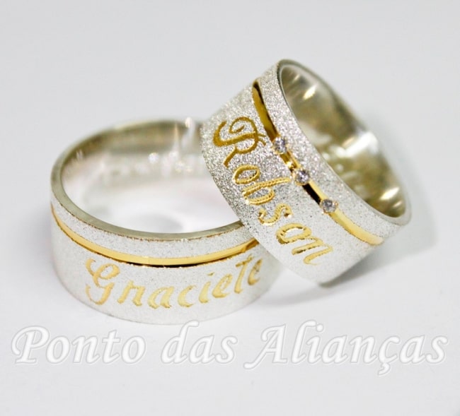aliança de noivado folhada com inscrição