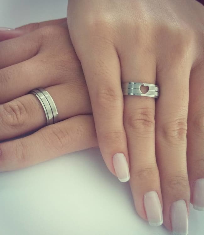 aliança de noivado prateada