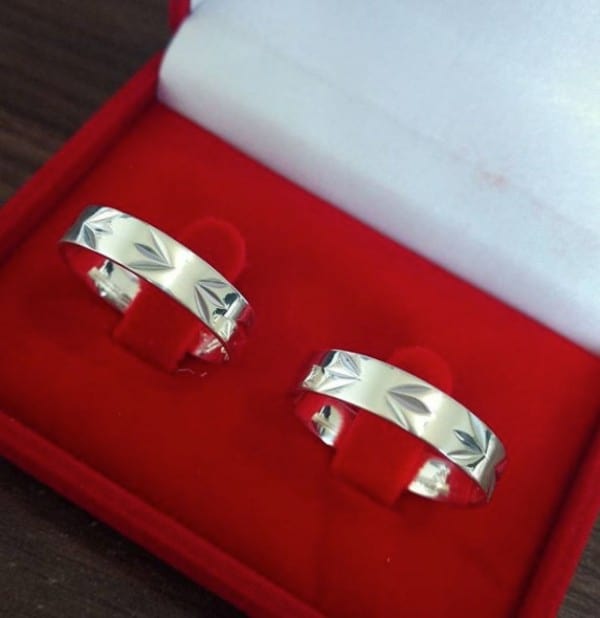 aliança de prata desenhada