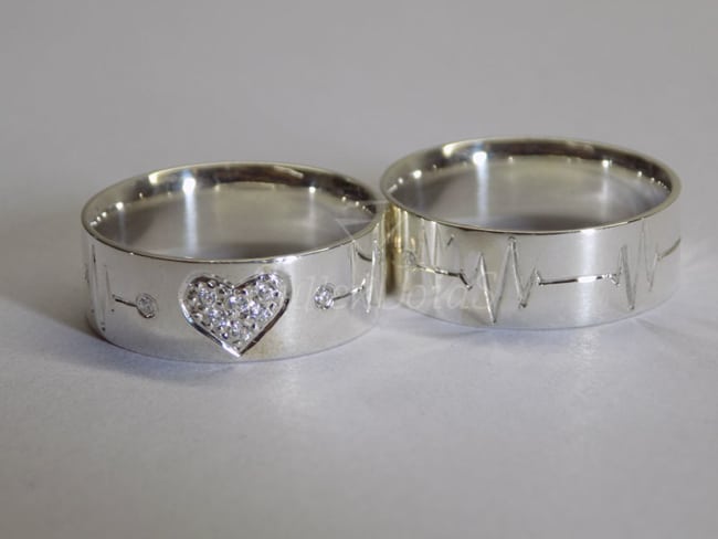 par de alianças de prata