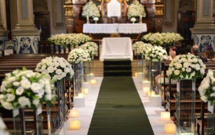 casamento na igreja decorado com rosas brancas