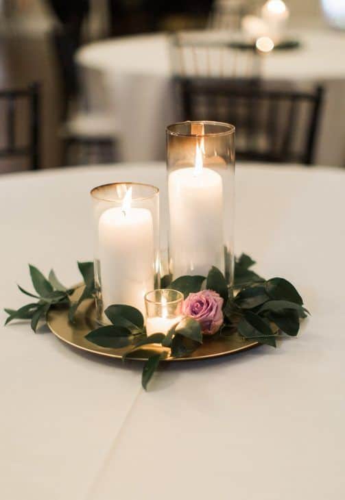 arranjo com vela e flor para casamento simples