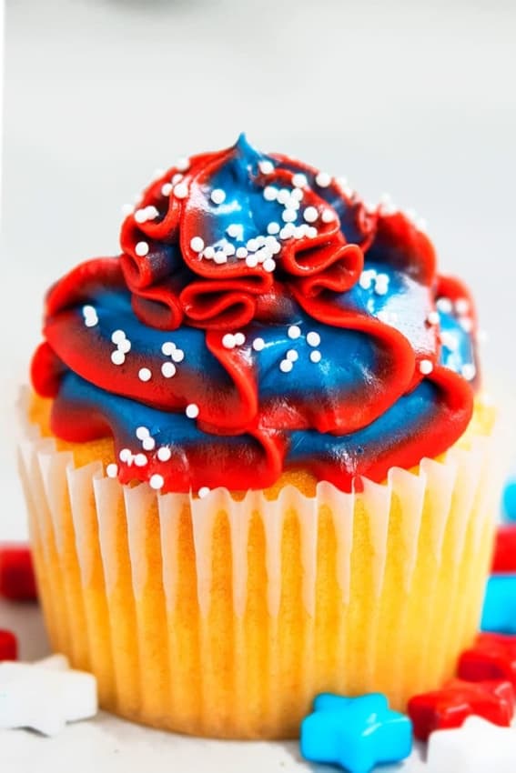 cupcake com cobertura azul e vermelha