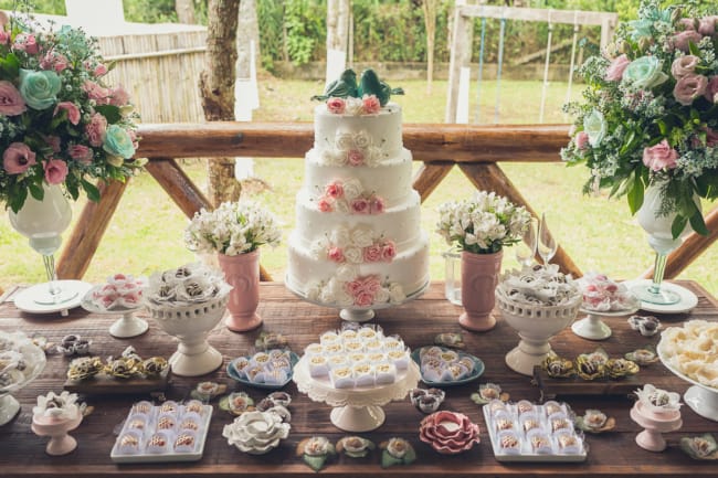 Mesa do bolo e doces para casamentos de dia