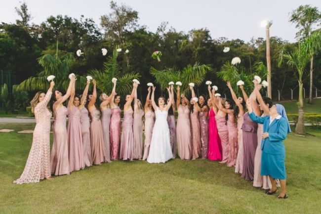 Noiva e madrinhas em casamento de dia