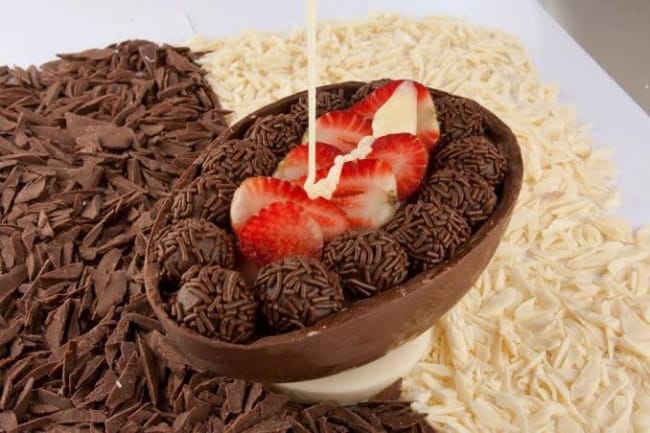 Ovo de Páscoa com morangos e brigadeiros48