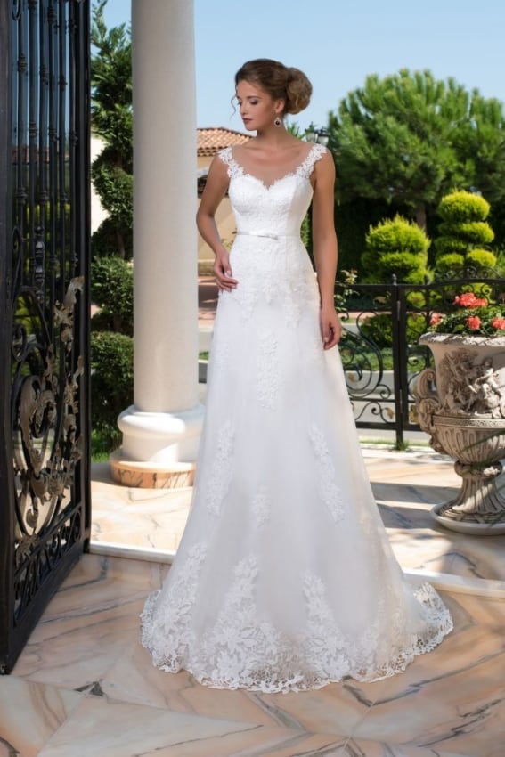 Veestido branco todo rendado evasê