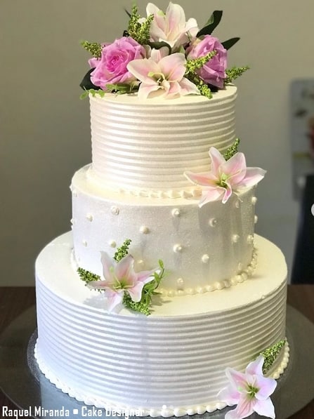 bolo de 3 andares com chantilly branco e flores naturais