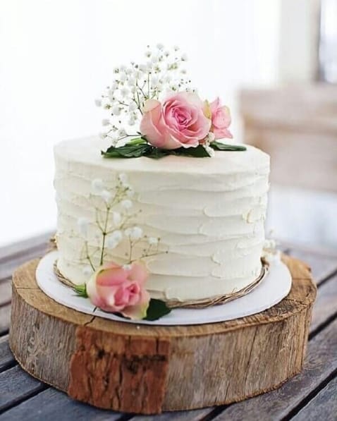 bolo de casamento de chantilly branco decorado com rosas