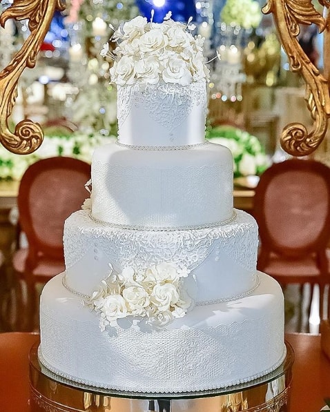 bolo de casamento clássico com 4 andares e pasta americana