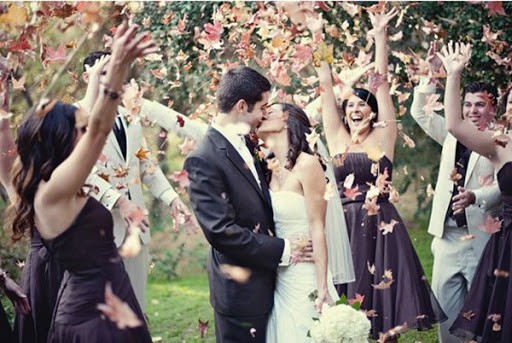 Saída dos noivos com folhas