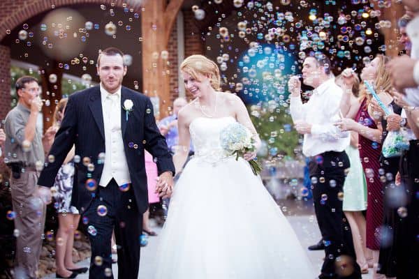 imagens de Saída dos noivos com bolhas de sabão