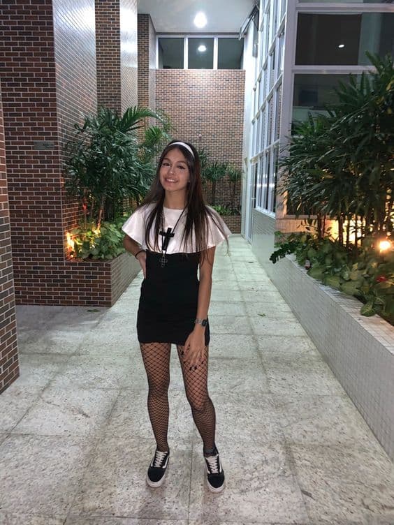 fantasia de freira com tênis para bloquinho de carnaval