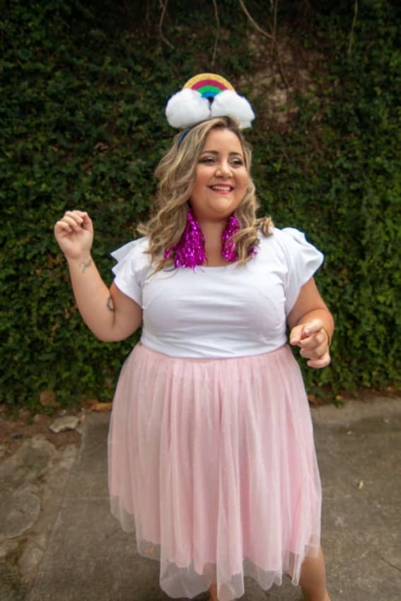 fantasia de carnaval simples com tiara de arco íris