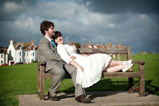 Foto de casal com a noiva de sapatilha