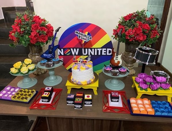 decoracao simples para mesa do bolo de festa Now United