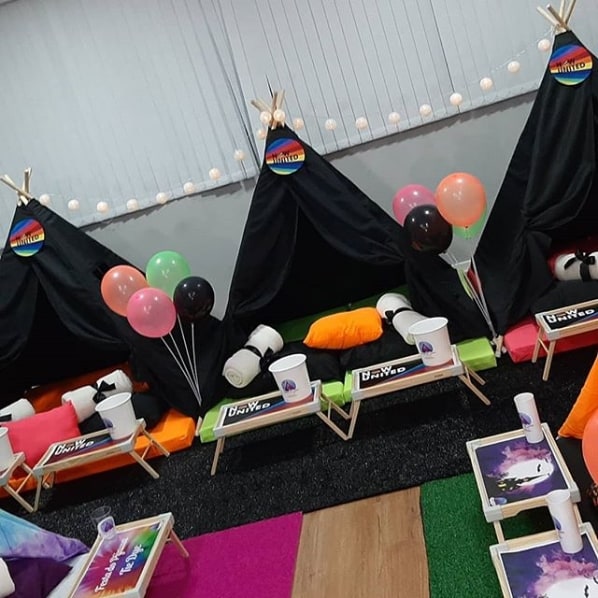 festa do pijama com cabanas decoradas Now United