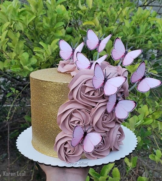 bolo de glitter dourado decorado com chantilly rosa