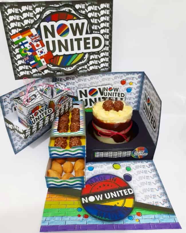 caixa com tema Now United e bolo