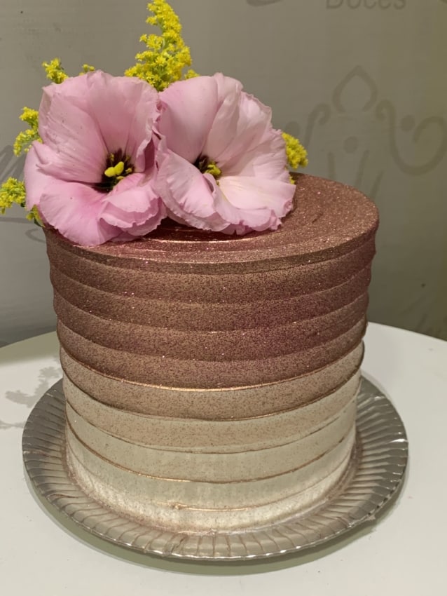 bolo com glitter rose gold e flores naturais no topo