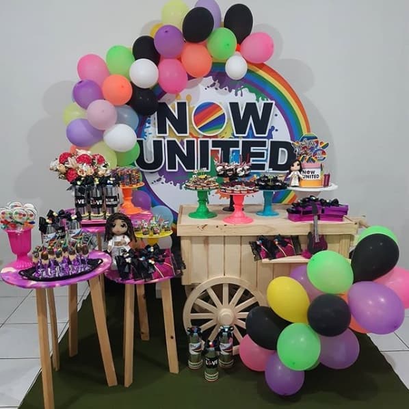 festa Now United com bexigas neon