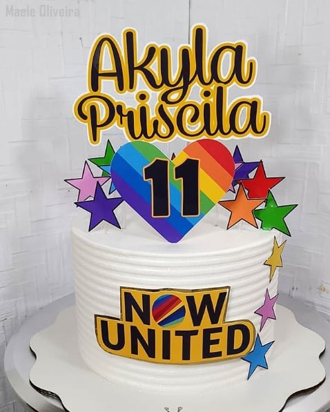 bolo branco decorado com toppers Now United