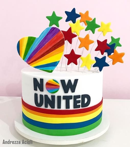 bolo de pasta americana colorido com tema Now United