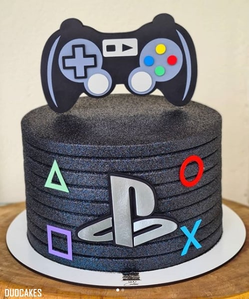 bolo com tema de games e glitter preto