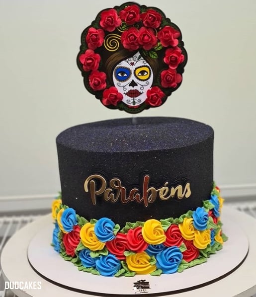 glow cake preto com decoracao colorida
