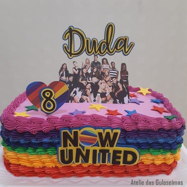 bolo quadrado decorado com chantilly colorido para festa Now United