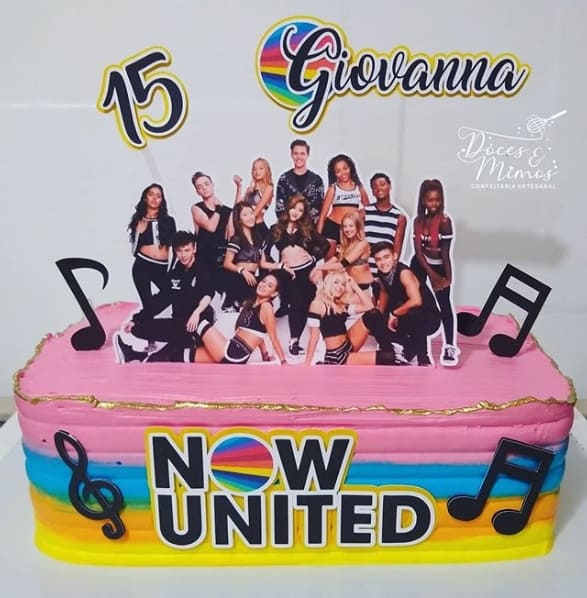 bolo simples e quadrado para festa Now United