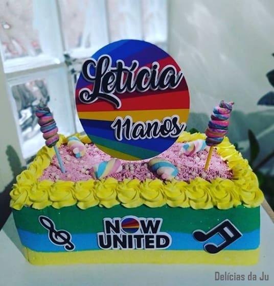 bolo quadrado e colorido Now United