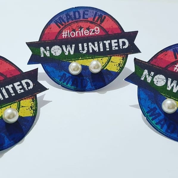 lembrancinha com brinco para festa Now United