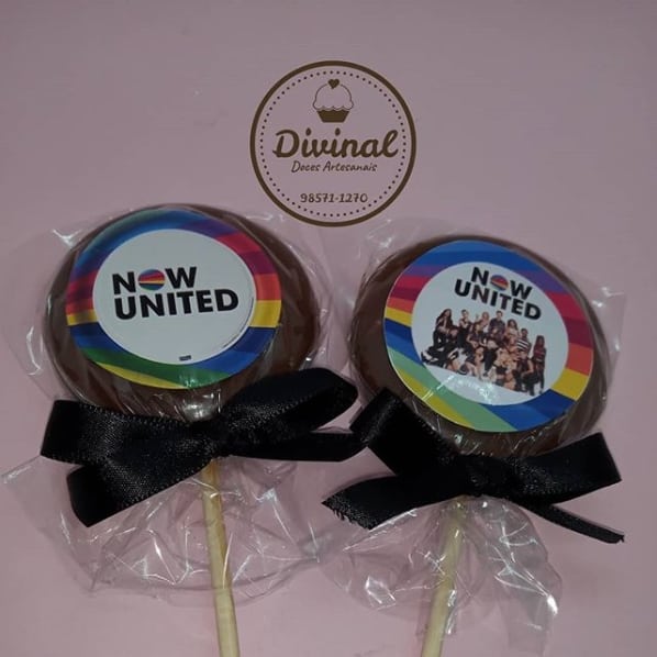 pirulito de chocolate decorado para lembrancinha de festa Now United
