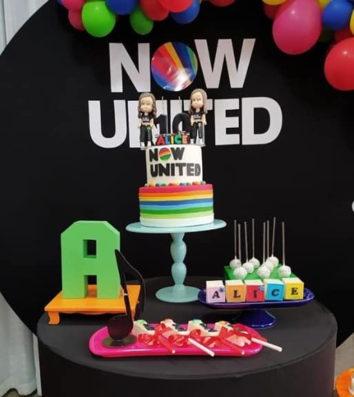 festa simples com tema Now United