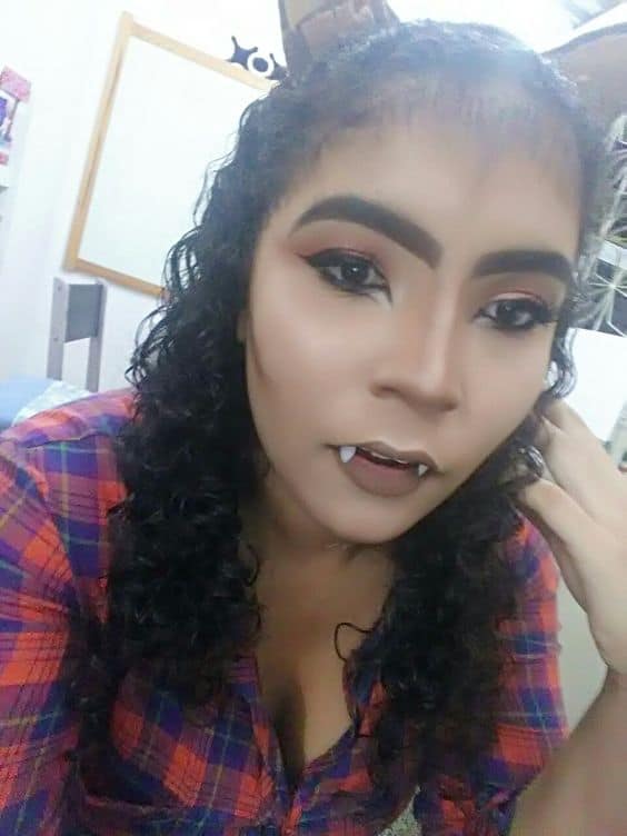 fantasia feminina com maquiagem de lobisomem