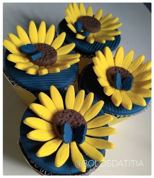 cupcake de girassol com borboleta decorado em pasta americana