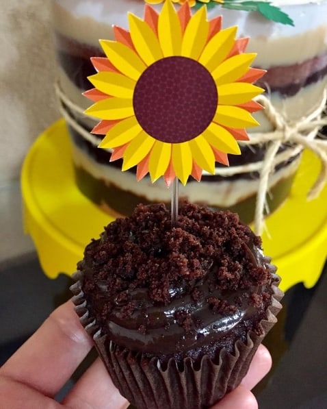 cupcake de chocolate decorado com topper de girassol