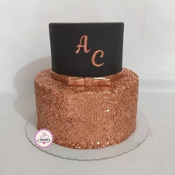 bolo 2 andares decorado em rose gold e preto