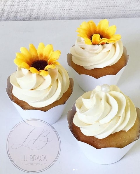 cupcake de chantilly decorado com girassol artificial