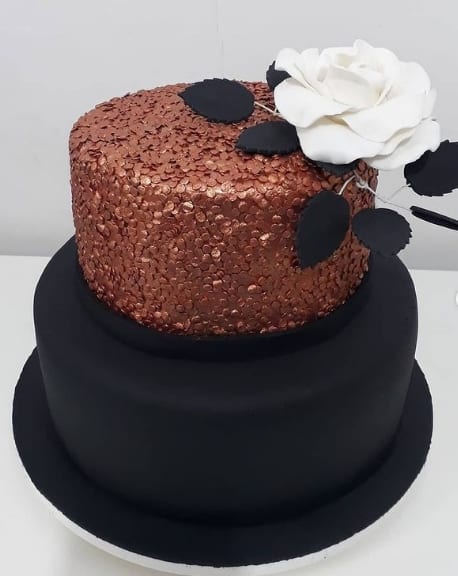 bolo de pasta americana preta com rose gold