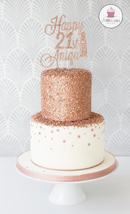 bolo de pasta americana branca com confeitos em rose gold