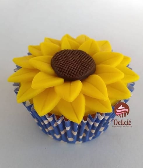 cupcake decorado com flor de girassol de pasta americana