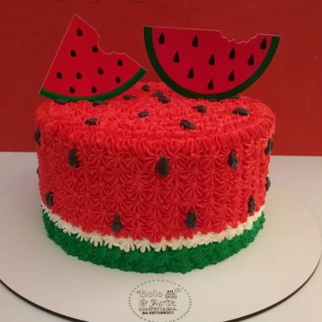 decoracao simples para bolo melancia com topper