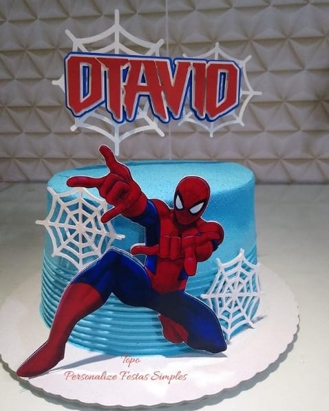 bolo simples com topper do Homem Aranha